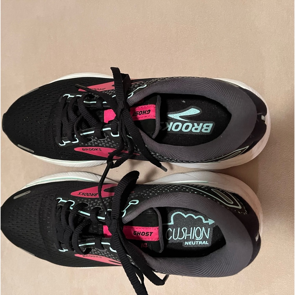Brooks Ghost 14 size 6 women’s sneakers in Black